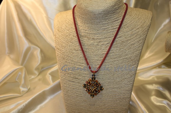 COLLANA artigianale. GRANELLI DI STELLE. CREAZIONI VENDITA NEGOZIO, BIJOUX ARTIGIANALI: ANELLI, BRACCIALI, COLLANE, ORECCHINI, CIONDOLI, SEGNALIBRI, ACCESSORI CERIMONIA, PARURE