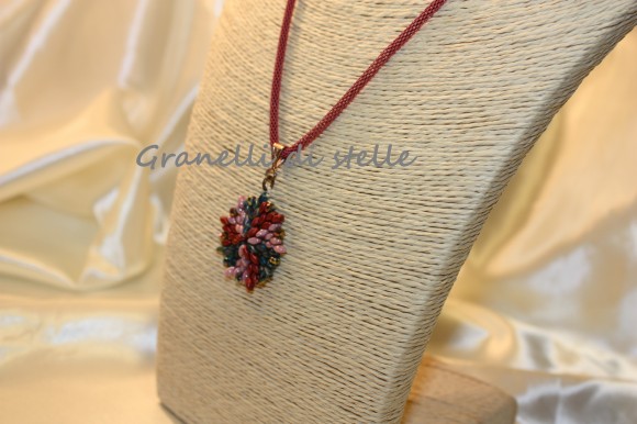 COLLANA artigianale. GRANELLI DI STELLE. CREAZIONI VENDITA NEGOZIO, BIJOUX ARTIGIANALI: ANELLI, BRACCIALI, COLLANE, ORECCHINI, CIONDOLI, SEGNALIBRI, ACCESSORI CERIMONIA, PARURE