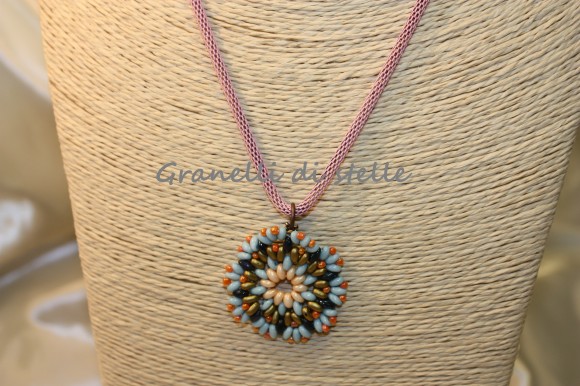 COLLANA artigianale. GRANELLI DI STELLE. CREAZIONI VENDITA NEGOZIO, BIJOUX ARTIGIANALI: ANELLI, BRACCIALI, COLLANE, ORECCHINI, CIONDOLI, SEGNALIBRI, ACCESSORI CERIMONIA, PARURE