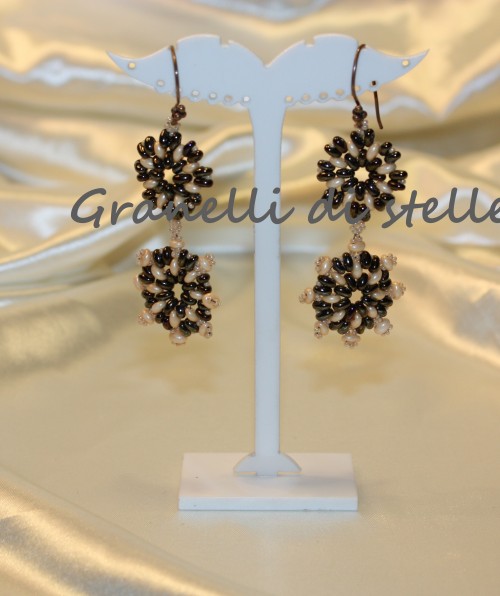 ORECCHINI artigianali. GRANELLI DI STELLE. CREAZIONI VENDITA NEGOZIO, BIJOUX ARTIGIANALI: ANELLI, BRACCIALI, COLLANE, ORECCHINI, CIONDOLI, SEGNALIBRI, ACCESSORI CERIMONIA, PARURE